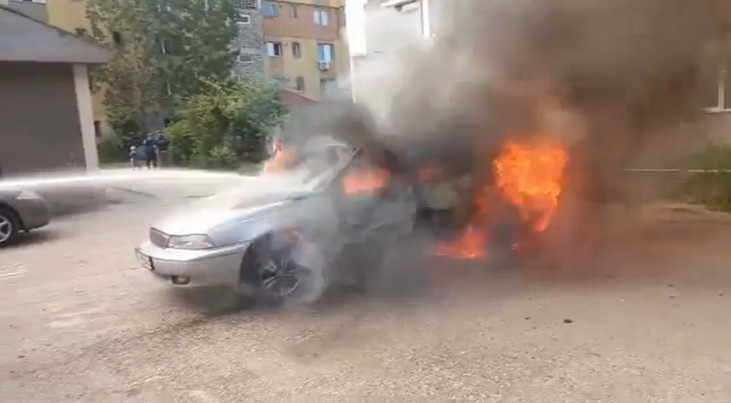 VIDEO: Un autoturism a ars astăzi, în orașul Balș, cel mai probabil, din cauza unui scurtcircuit electric