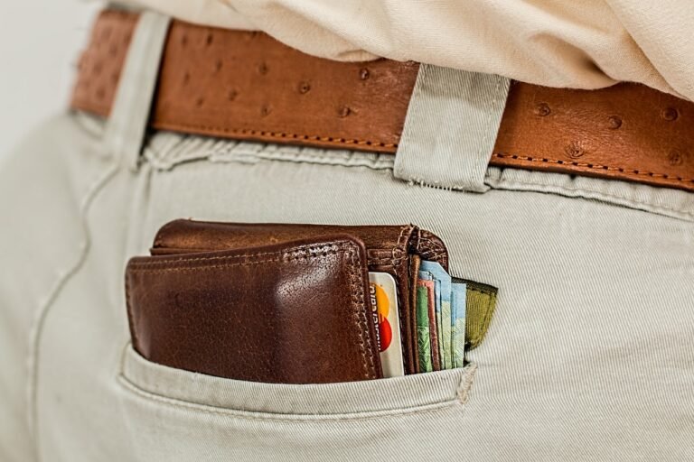 Care este diferența dintre un card de credit și unul de debit și pe care să-l alegi?
