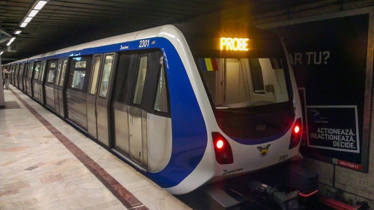 Gest de inconștiență la Metrou! Un tânăr a circulat pe cupla ramei de tren