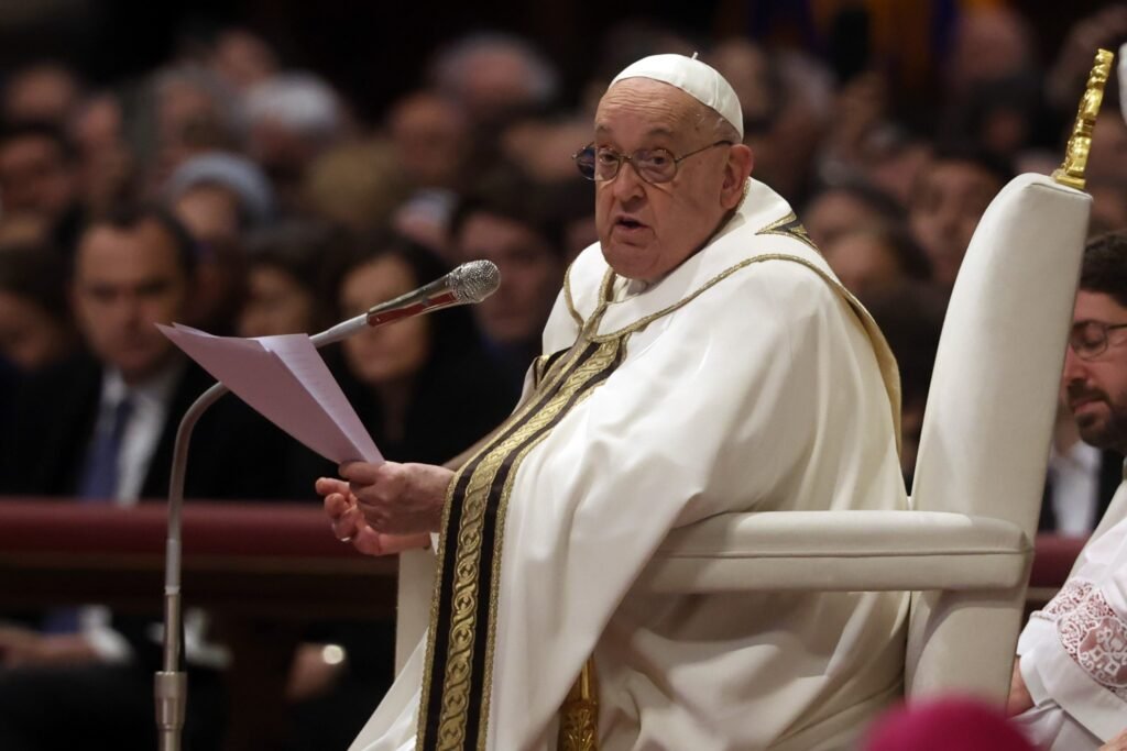 Vaticanul a permis accesul pelerinilor la mormântul Papei Francisc