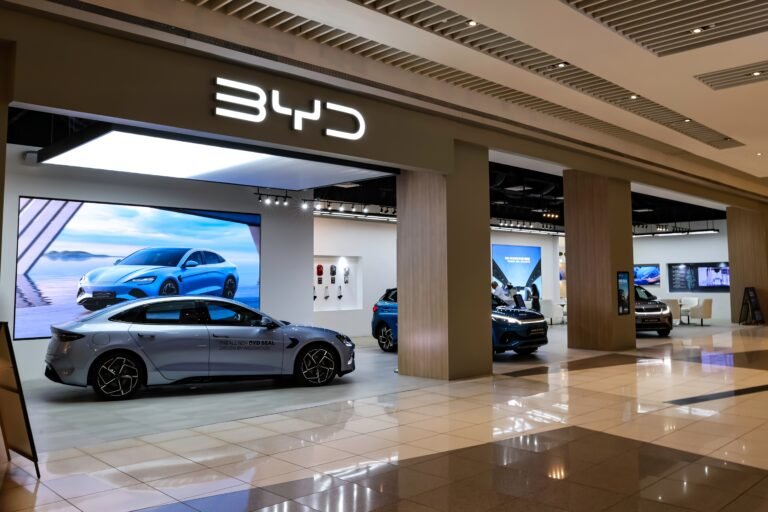 BYD depășește Tesla și devine lider mondial la mașini electrice în 2025!