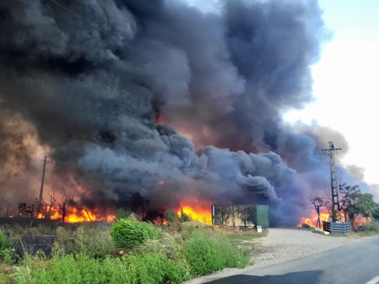 Incendiu de proporții la Grădinari: peste 24 de ore de luptă cu flăcările și 140 de tone de deșeuri arse