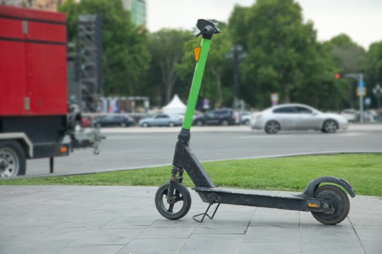 Șoc pentru șoferii de trotinete și biciclete electrice: RCA devine obligatoriu în România!